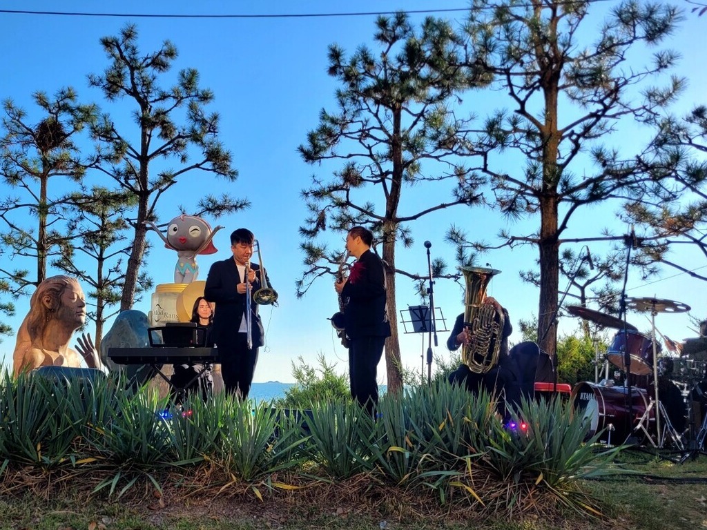 가요, 재즈, 팝 등 관악기로 표현하기 힘든 실험적이고 도전적인 연주를 하는 '미스터 브라스 밴드'. 이들의 음악으로 선셋다이닝 행사의 시작을 알렸다. 김다소미 기자. 