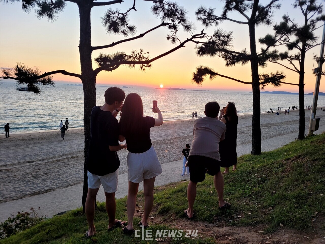 해가 떨어지자 참가자들은 바다 쪽으로 다가가 카메라에 낙조 순간을 담았다. 김다소미 기자. 