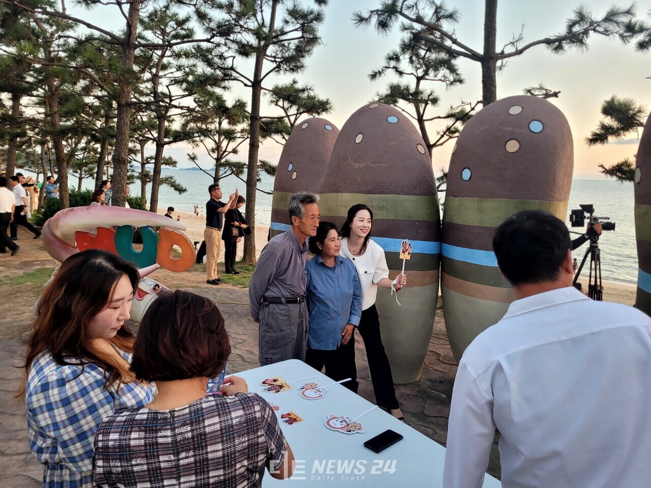 참가자 가족이 선셋다이닝 연계 프로그램으로 마련된 인생세컷을 찍고 있다. 김다소미 기자. 