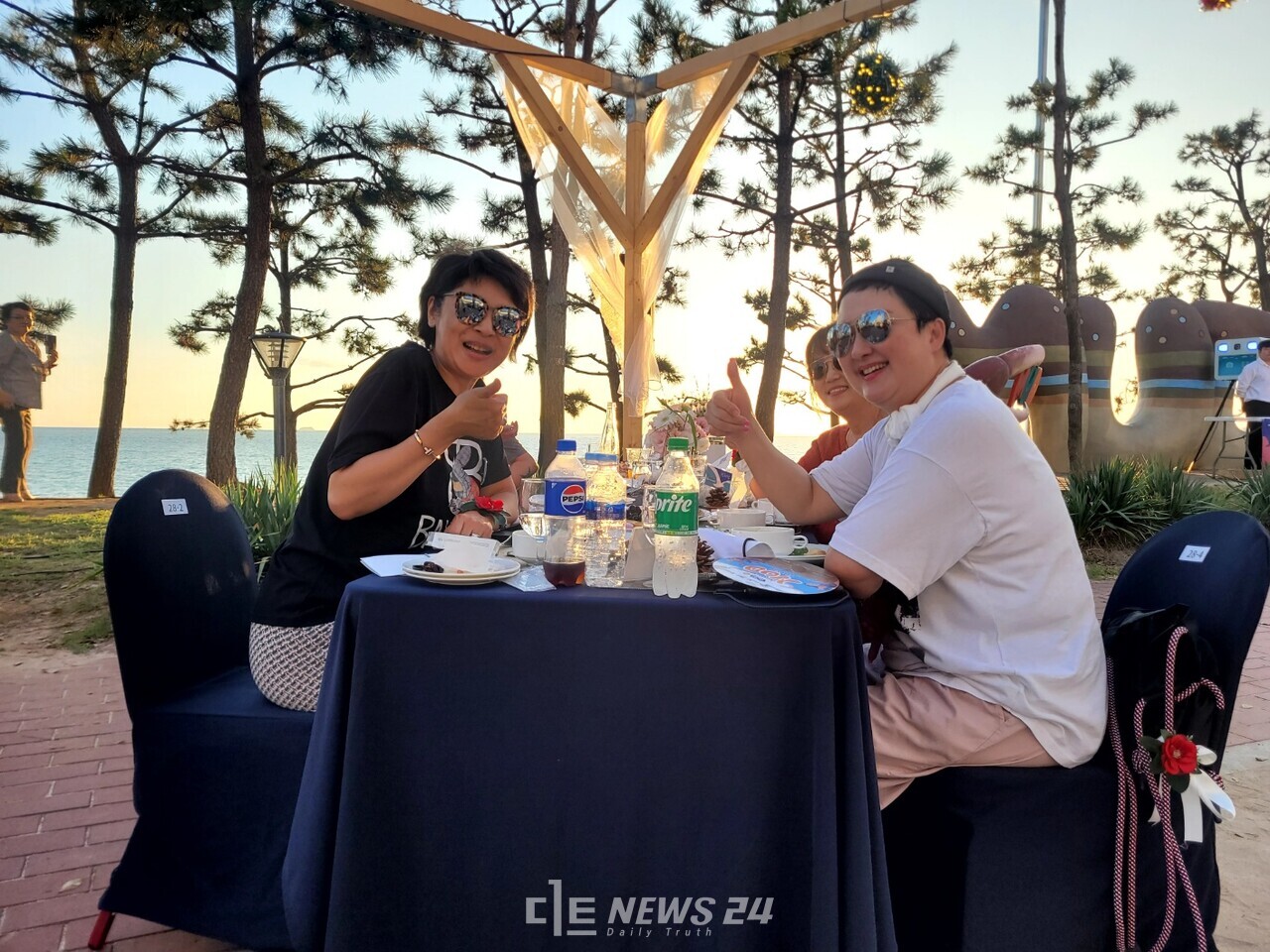 선셋다이닝 참가자가 활짝 웃으며 이날 행사에 만족감을 드러내고 있다. 김다소미 기자. 