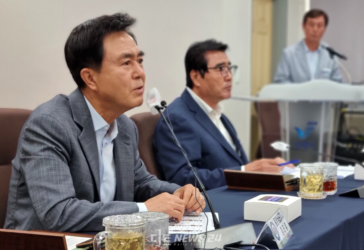 김태흠 충남지사는 9일 보령시를 찾아 글로벌 해양레저관광 도시 조성, 석탄화력발전소 폐지 대응, 보령신항 개발을 차질 없이 추진할 것을 약속했다. 언론 간담회에 참석한 김 지사(왼쪽)와 김동일 보령시장. 한남희 기자