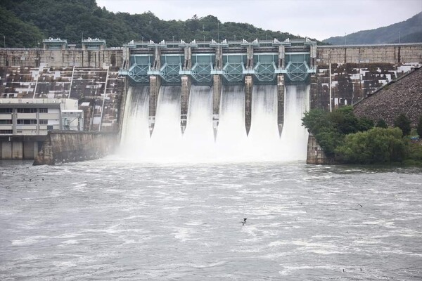 대청댐이 수문을 개방하고 홍수조절에 총력을 다하고 있다. 자료사진. 
