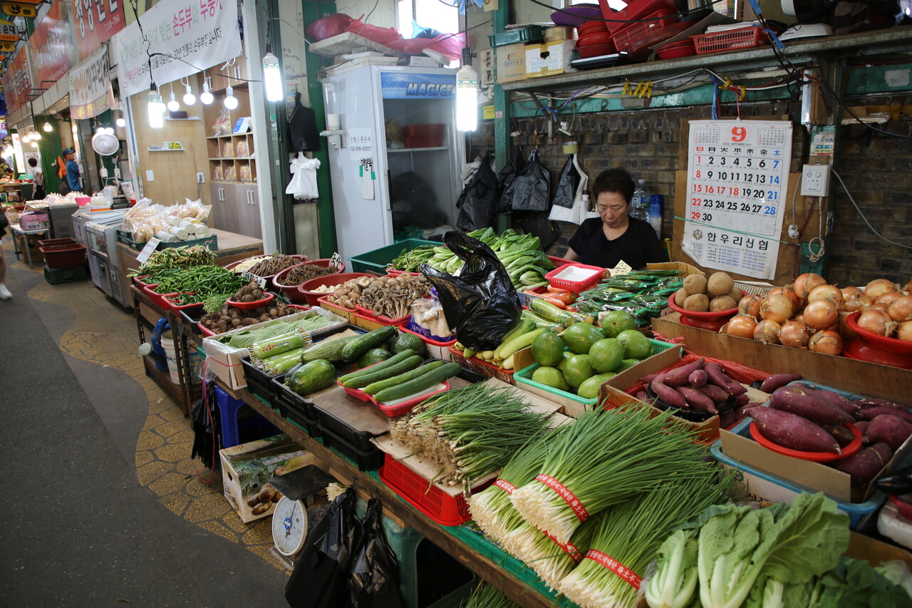 명절을 앞둔 대전 서구 도마큰시장 채소가게 전경. 한지혜 기자.