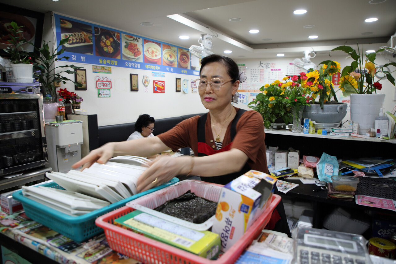 도마큰시장에서 30년 가까이 분식집을 운영해온 강 사장이 그릇을 정리하고 있는 모습. 원재료값이 크게 올랐지만 음식 가격을 그만큼 올리지 못하고 있다. 한지혜 기자.