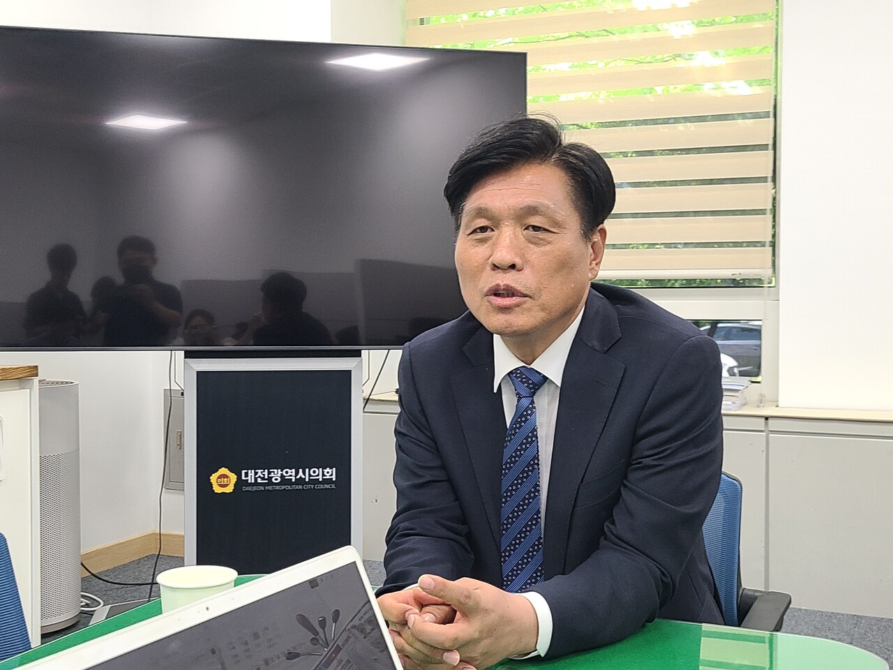 조승래 국회의원(더불어민주당, 유성갑)이 13일 대전시의회 기자실을 방문해 최근 대전시와 지역 정치권 간 벌어진 공방에 대해 자신의 입장을 설명하고 있다. 한지혜 기자.