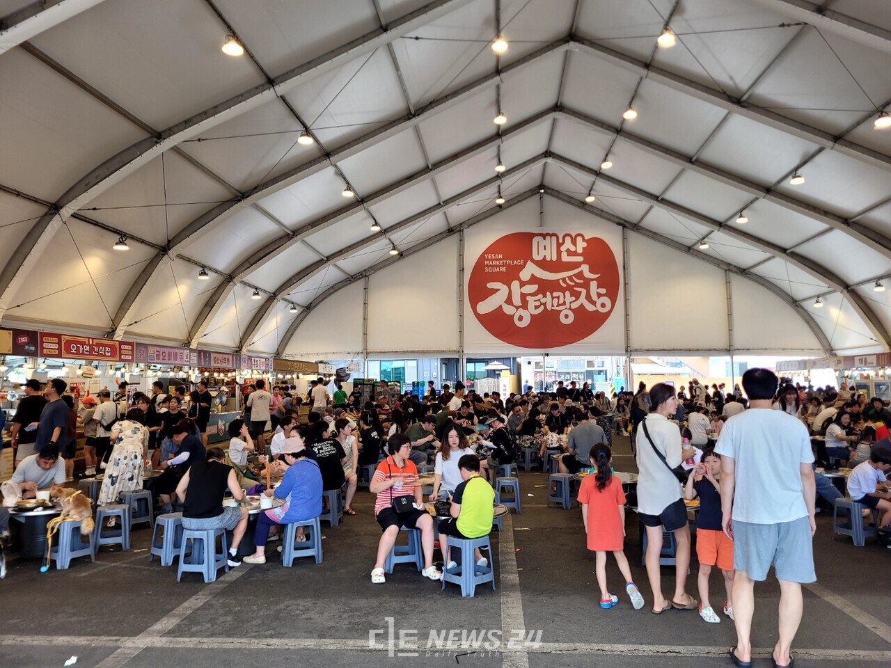 예산상설시장이 명실상부 전국 최고의 명소로 떠오르고 있다. 이곳에서 열린 축제들도 연이어 흥행하며 지역 경제 활성화에 한 축을 담당하게 됐다. 하지만, 오래전부터 이곳에서 터를 잡고 생계를 이어오던 오일장 상인들은 걱정이 앞선다. 예산상설시장 장터광장 모습. 김다소미 기자. 