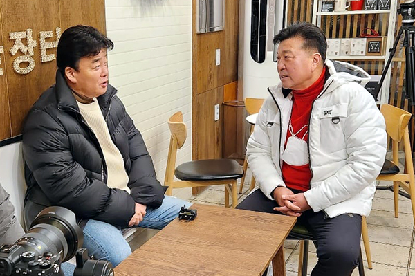 예산 전통시장 현장에서 백종원 더본코리아 대표(왼쪽)와 대화를 나누고 있는 최재구 군수.  자료사진. 