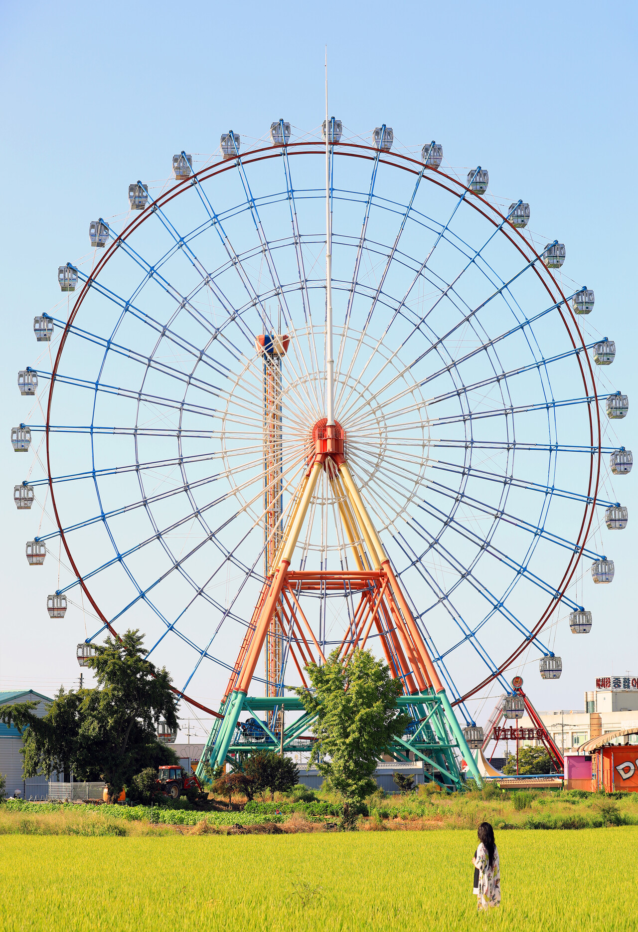 낮에는 논 뷰, 밤에는 대관람차와 인생 샷(삽교호관광지)삽교호관광지에서는 전국에서 유일하게 대관람차를 배경으로 ‘논 뷰’를 밤에는 대한민국 밤밤곡곡 100선으로 선정된 대관람차를 배경으로 인생샷을 찍을 수 있다. 매주 토요일에는 700대 이상의 드론이 펼치는 환상적인 드론 라이트 쇼가 진행된다. 9월에는 드론 라이트 쇼 전에 문화예술공연을 감상할 수 있고, 10월~11월에는 관광객 참여형 댄스 강습과 댄스 페스티벌이 함께 진행된다.