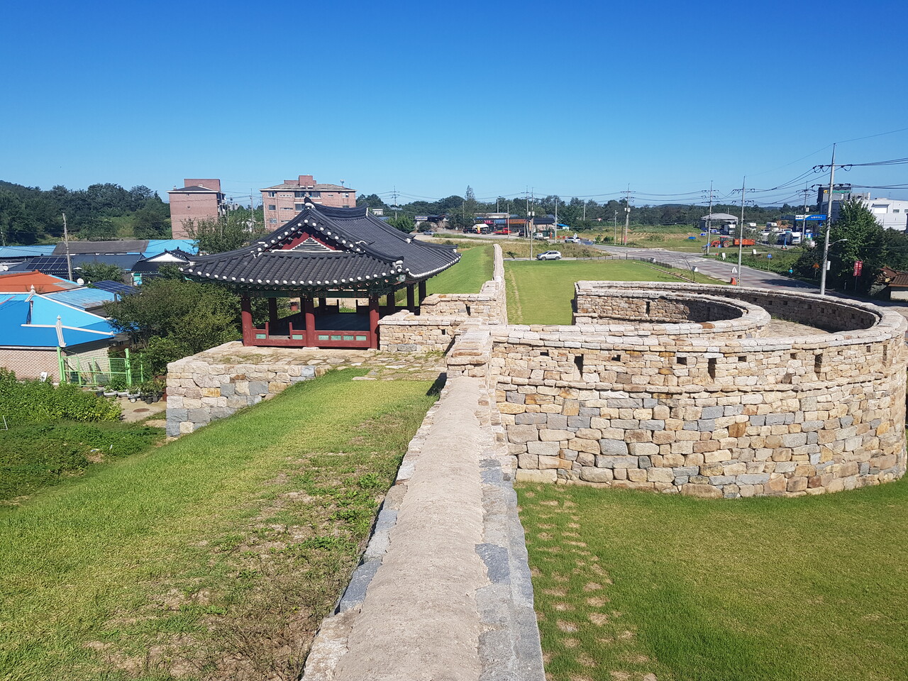 역사와 문화 그리고 힐링이 공존하는 곳(면천읍성)면천읍성에선 면천 레트로 거리(잡화점~서점~미술관)를 따라 레트로한 문화 공간과 면천 두견주 전설이 깃든 1,100여 년 된 은행나무를 감상할 수 있다. 또한 우체국과 창고를 리모델링해 만든 카페, 다양한 매체에 방영된 맛집이 줄지어있다. 야간에는 연암 박지원이 직접 설계했다는 건곤일초정이 있는 골정지에서 야간조명을 감상할 수 있다.