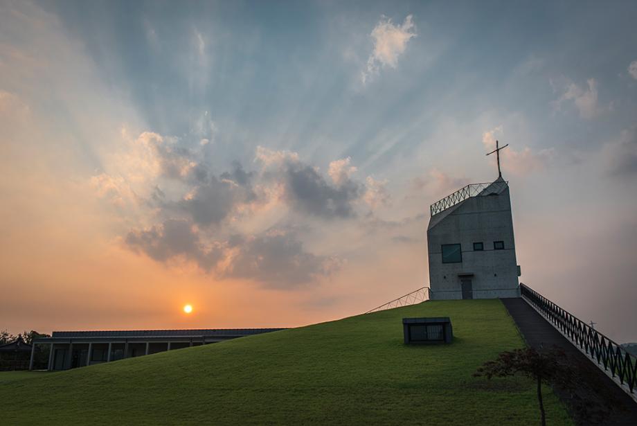 ‘조선의 카타콤바’(신리성지) 신리성지는 서정적이고 아름다운 경관과 함께 천주교 탄압의 역사가 공존한다. 국내 최초의 성화미술관과 잔디, 논을 배경으로 감성 사진을 찍을 수 있어 많은 사랑을 받고 있다. 신리성지에는 주변환경과 어우러진 갤러리와 카페가 조성되어 여유롭게 힐링할 수 있다. 당진시