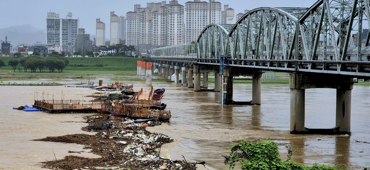 ㎜충남 공주시 금강교 아래 백제문화제를 위해 설치된 배다리(부교)가 물에 잠겨 일부 유실됐다. 박기영 충남도의원 페이스북 갈무리. 