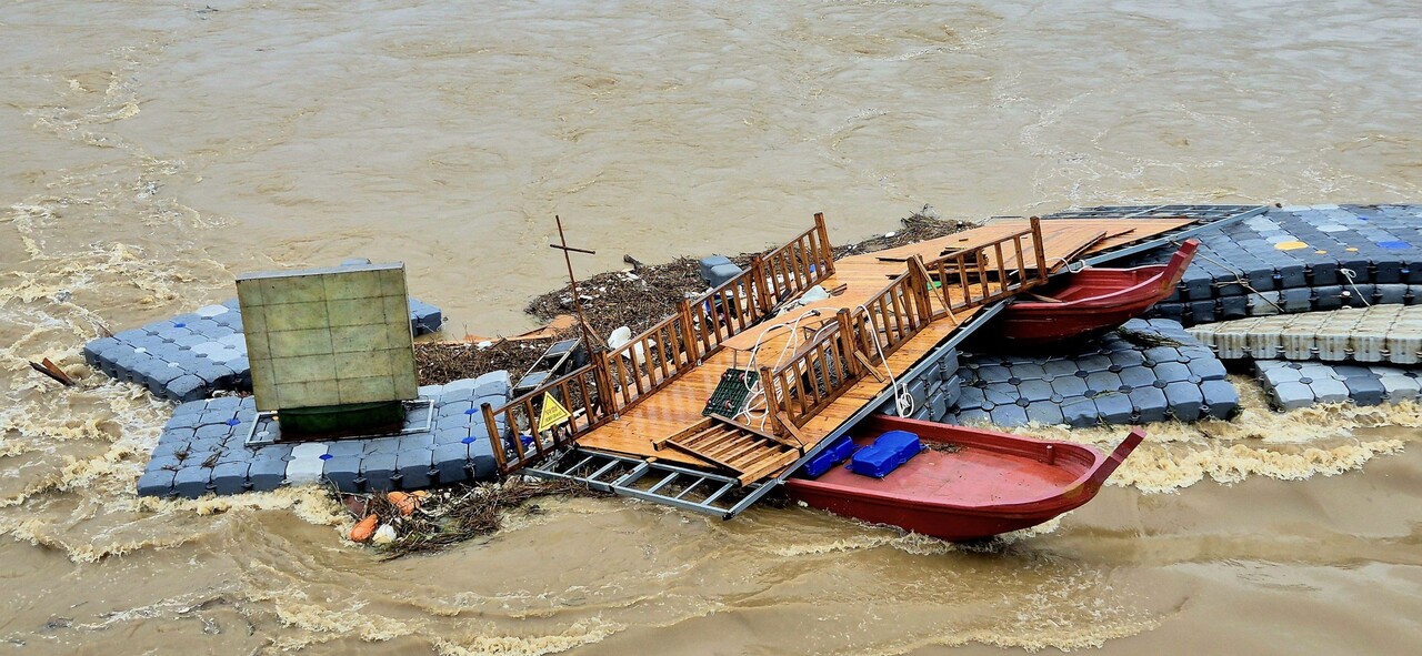백제문화제가 개최되는 공주시와 부여군은 매해 금강변 둔치 일원에서 축제를 열어왔다. 지난해에도 축제 개최를 한달 앞두고 큰 비가 내려 시설물 복구에 애를 먹었다. 박기영 충남도의원 페이스북 갈무리. 
