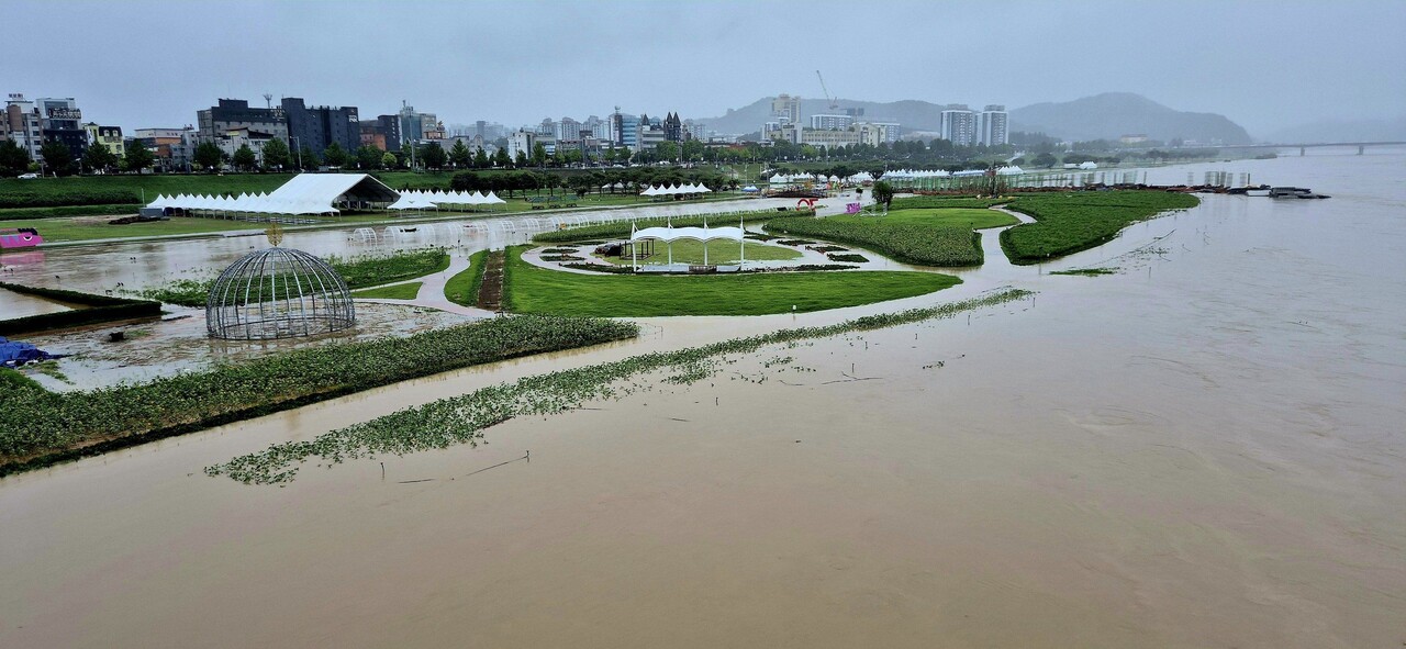 공주시 신관 금강공원 일대 모습. 강물 수위가 높아지며 일대가 물에 잠겼다. 박기영 충남도의원 페이스북 갈무리. 