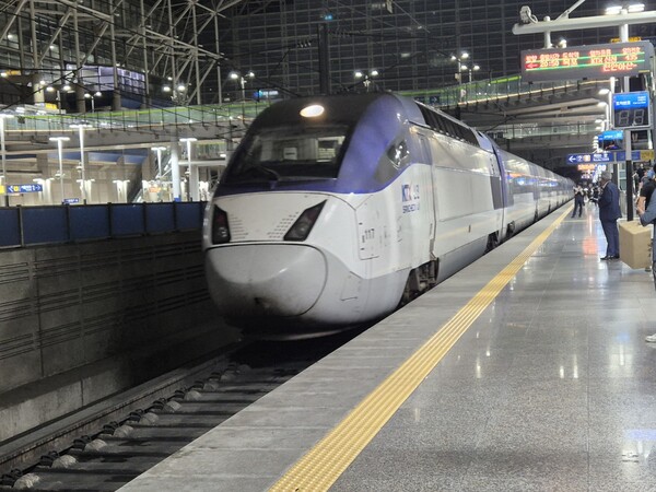 코레일이 남부지방 집중호우에 따른 안전한 열차 운행을 위해 21일 오후부터 일부구간의 열차 운행을 조정했다. /장중식