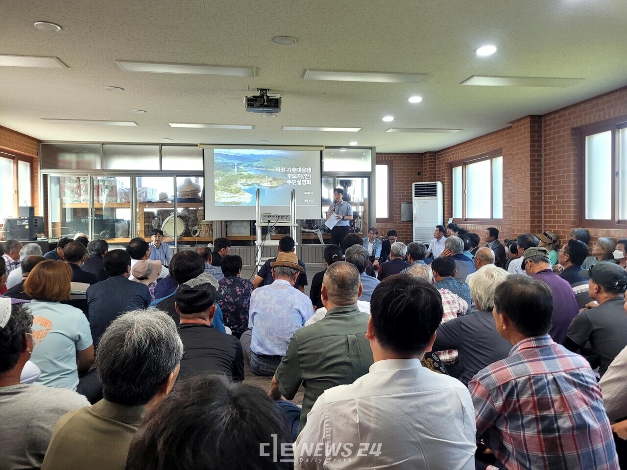 지난달 27일 청양문예회관에서 열릴 예정이던 첫 설명회가 지천댐건설반대취진위원회의 격렬한 항의로 무산된 후 대치면 등 수몰 예정지 주민들이 환경부에 설명회를 다시 열어달라는 요청으로 이뤄졌다. 김다소미 기자. 