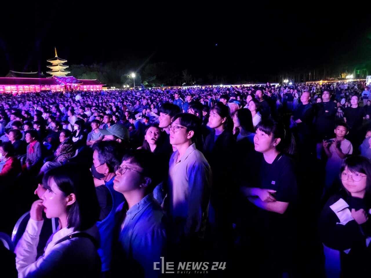 공식 개막식이 열렸던 28일 저녁 부여 백제문화단지에는 관람객들로 인산인해를 이뤘다. 김다소미 기자. 