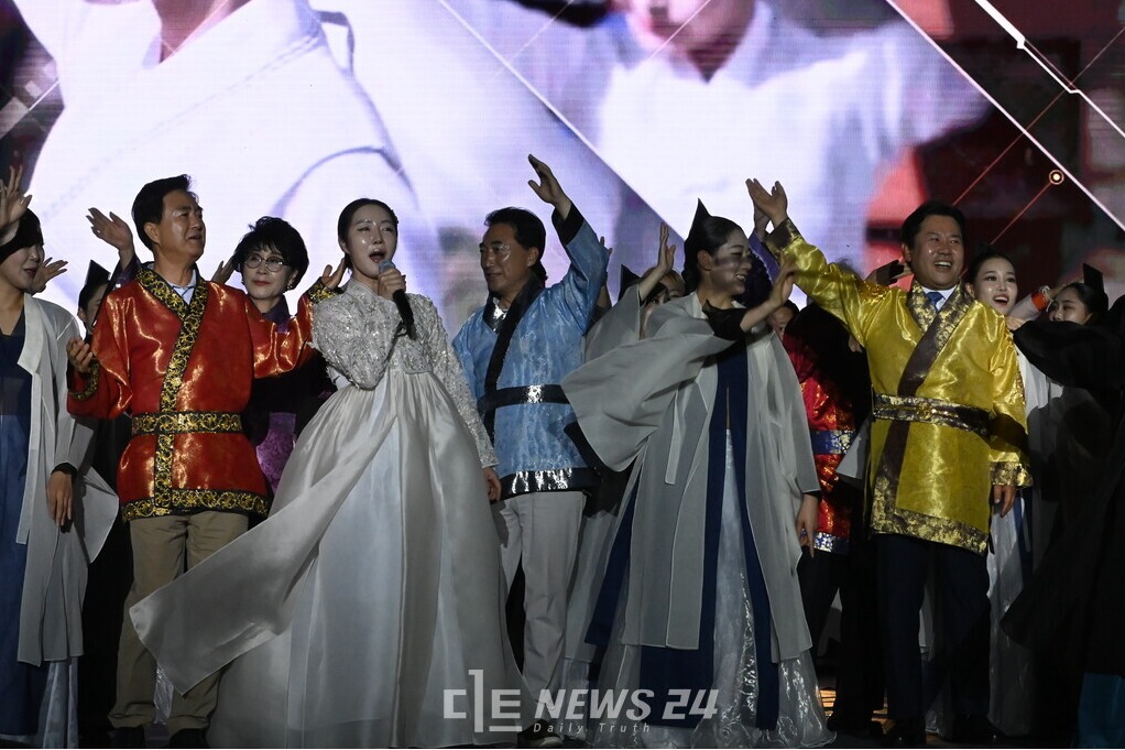 지난해 대백제전에 이어 올해 70회를 맞는 백제문화제가 부여군에서 성대하게 개막했다. 박정현 부여군수를 비롯해 김태흠 충남지사, 박수현 의원은 개막행사에 참석해 백제문화제의 우수함을 강조했다. 김다소미 기자. 