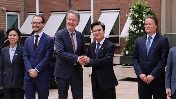 지난 6월 14일 김태흠 지사가  네덜란드 현지 농업자연식품품질부(농업부) 청사를 방문, 농업부 프레드릭 보스나르 특사, 에버트 얀 크라옌브링크 파트너십 조정관, 마크 조넨버그 한국 담당관, 주한네덜란드대사관 릭 노벨 농무참사관 등을 만나는 모습. 이번 이탈리아와 독일 방문은 올해 두번째 유럽 방문이다. 자료사진. 