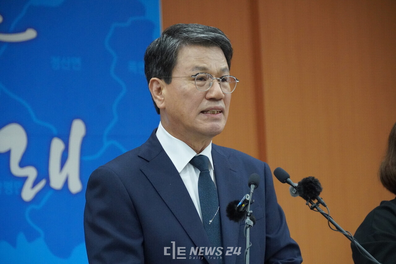 김돈곤 청양군수가 7일 군청에서 지천댐 건설 반대입장을 밝히고 있다. 김다소미 기자 