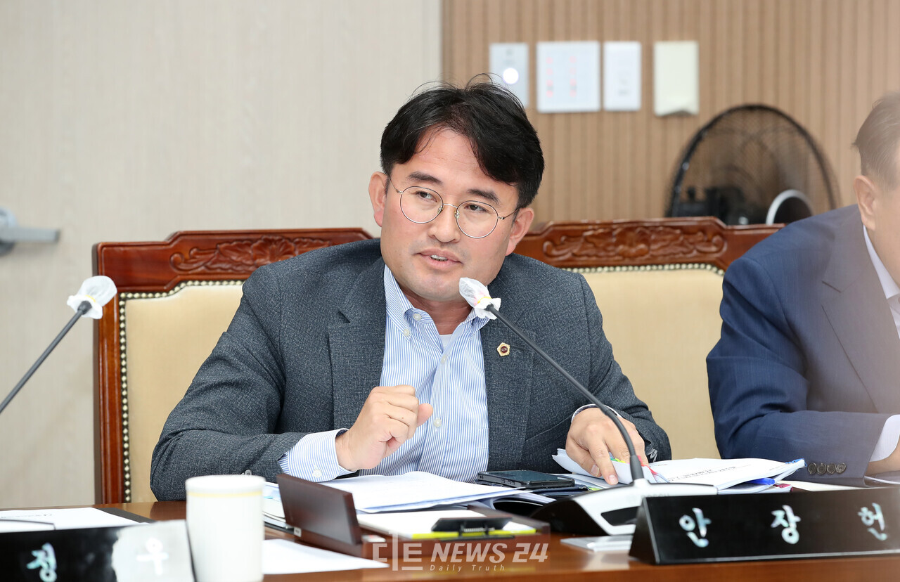 안장헌 충남도의원(아산5‧더불어민주당)이 충남도로부터 제출 받은 자료(2024년 9월 기준)에 따르면 충청남도 2층 이상에 경로당이 위치한 488곳 중 476곳에 엘리베이터가 설치돼 있지 않은 것으로 조사됐다. 이는 약 97%에 해당하는 비율이다. 충남도의회