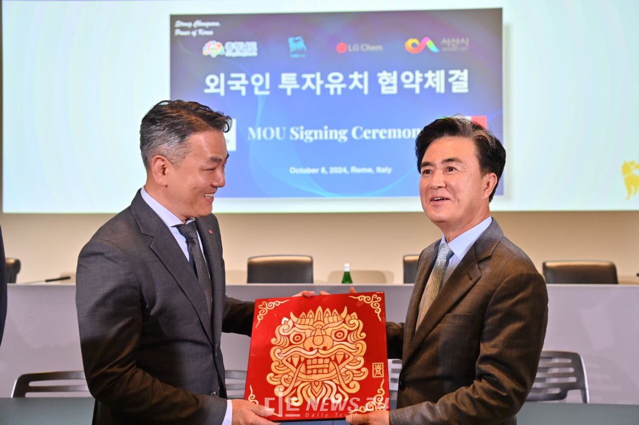 에니와 합작법인 형태로 충남에 함께 둥지를 트는 LG화학 이종호 대표(왼쪽)에게는 부여에서 출토된 귀면와 형상이 새겨진 작품을 선물했는데, LG의 기업심벌 모티브가 신라의 '웃는얼굴' 인 것에서 착안해 백제의 땅인 충남도에 온 것을 환영하는 의미를 담았다고 설명했다. 김다소미 기자. 