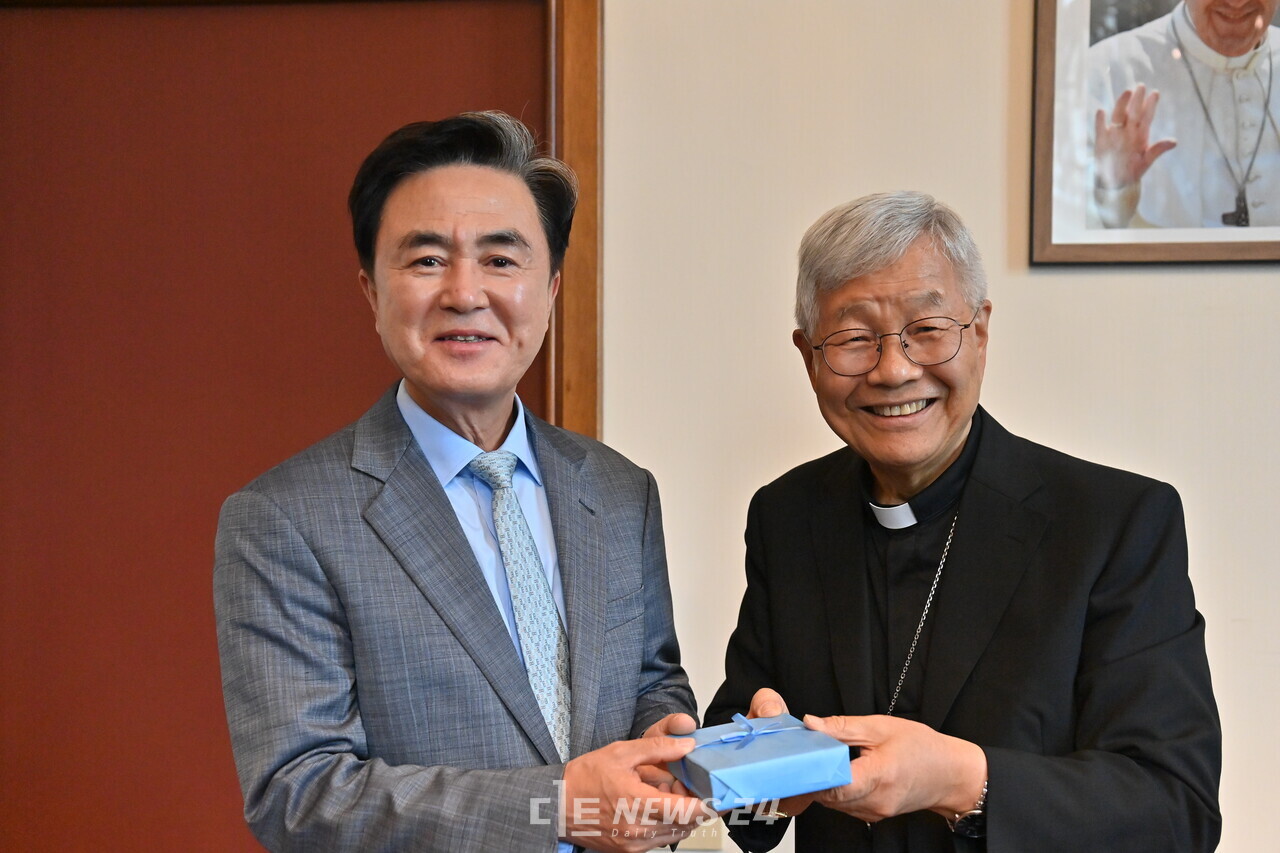 김태흠 지사가 8일 오후 바티칸을 방문해 충남 출신 유흥식 추기경과 만나 프란치스코 교황의 충남 재방문을 요청하고 긍정적인 답변을 받았다. 김다소미 기자. 