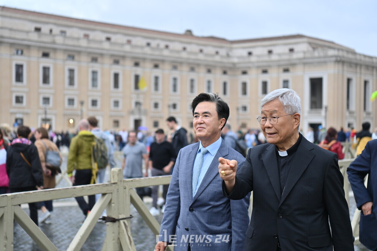 유 추기경은 이날 김 지사의 방문에 직접 교황청을 안내하며 김대건 신부 성상 앞에서 축복기도를 올렸다. 김다소미 기자. 