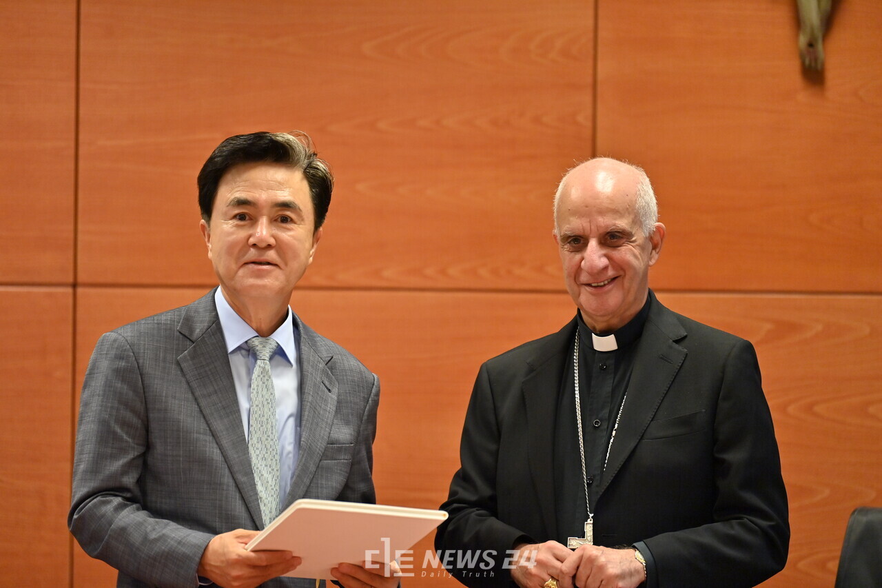 김 지사는 유 추기경과 비공개 접견 후 리노 피시켈라 교황청 신복음화부분 장관과도 만났다. 리노 피시켈라 장관은 서산해미국제성지 지정에 큰 역할을 했던 인물로, 이날 김 지사에게 교황의 내년 희년 선포 칙서 원문을 선물했다. 김다소미 기자. 