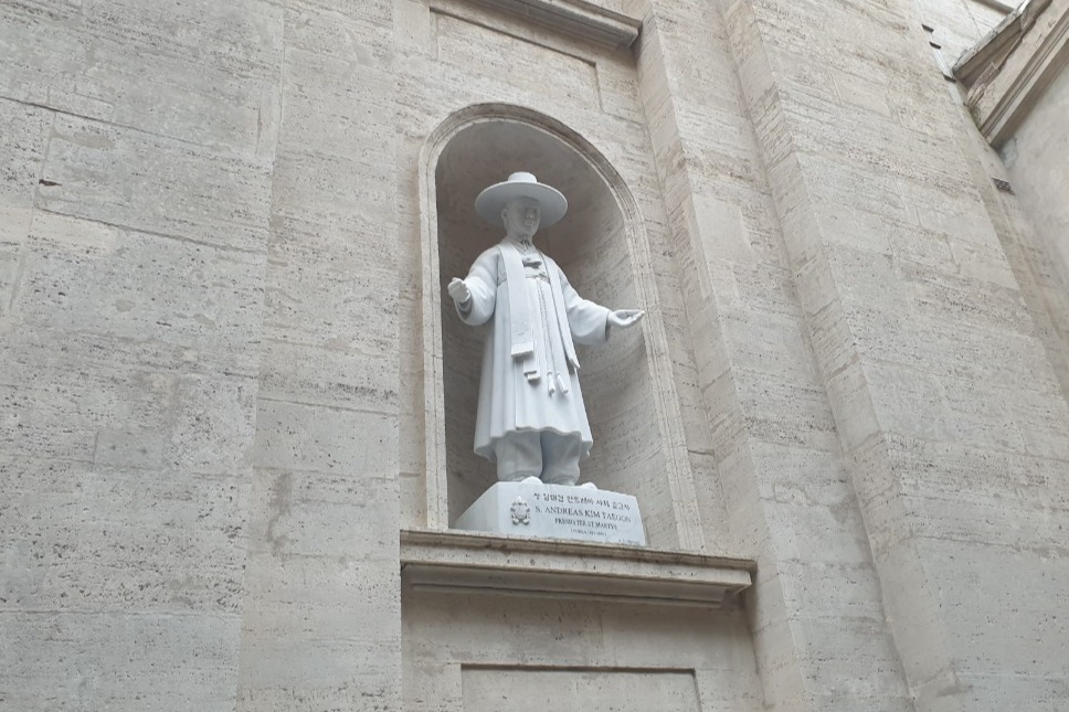 바티칸 교황청에 세워진 김대건 신부 성상. 한복 두루마기를 걸치고 갓을 쓴 모습이다. 김다소미 기자. 