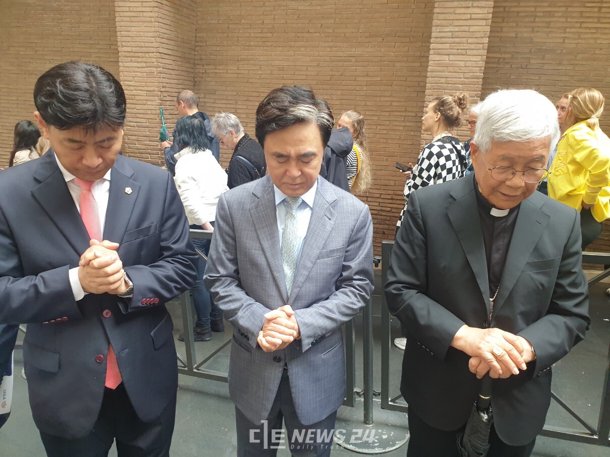 유흥식 장관이 김대건 신부 성상 앞에서 김태흠 지사를 비롯한 충남 방문단을 위해 축복기도를 해주는 모습. 김다소미 기자. 