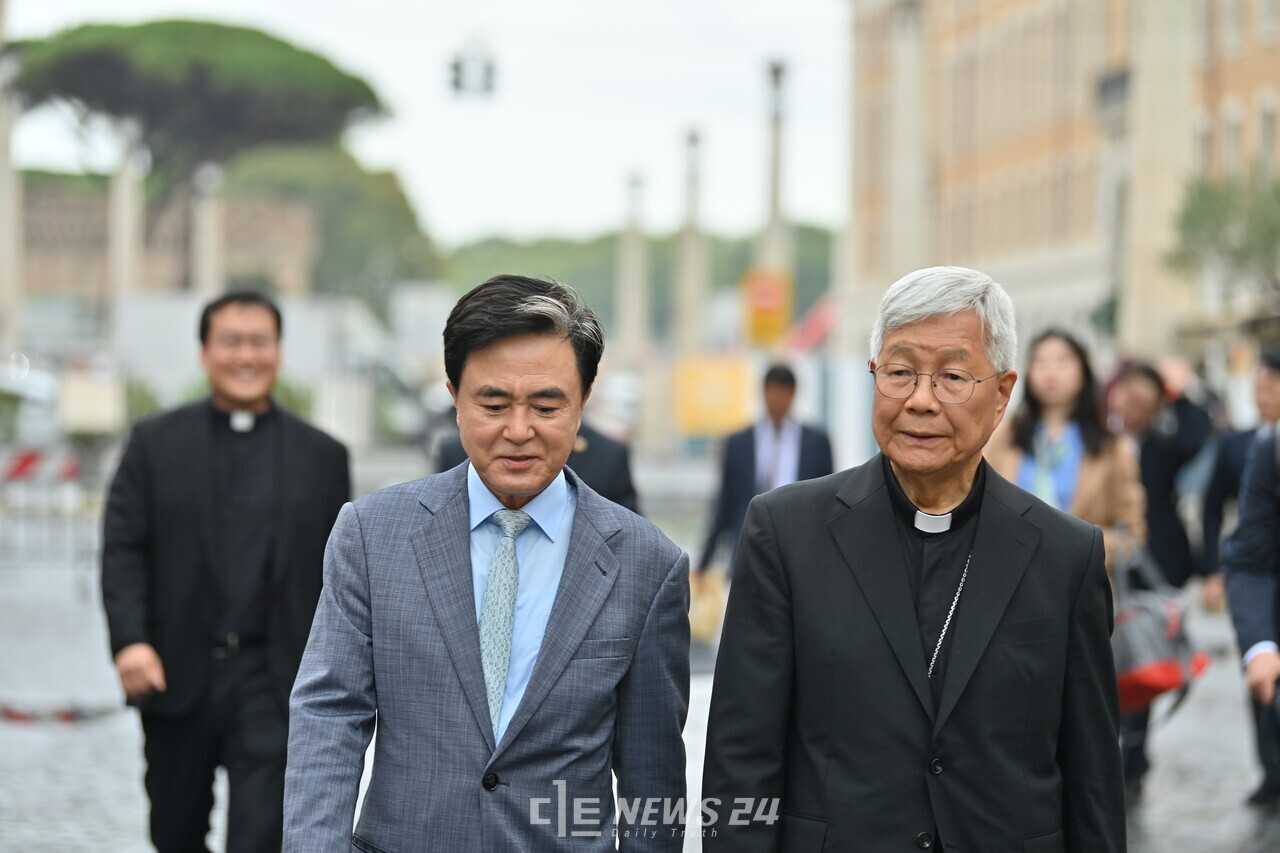 유럽을 출장 중인 김태흠 지사가 지난 8일(현지시각) 바티칸 교황청에서 유흥식 성직자성 장관(추기경)을 만나 이야기하고 있다. 충남도