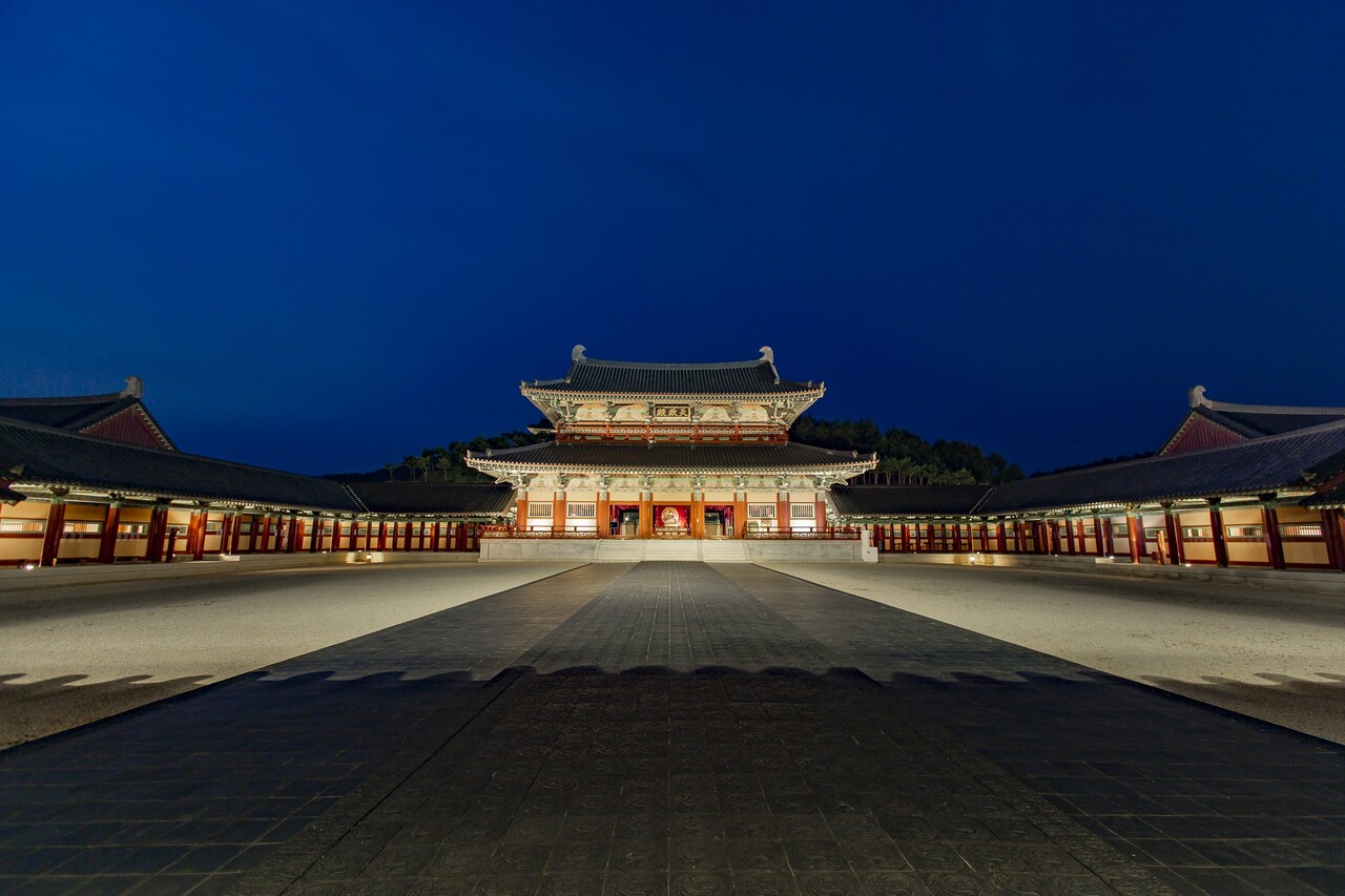 충남도가 다음달까지 매주 주말 백제문화단지에서 야간 문화공연을 진행한다. 백제문화단지. 롯데리조트