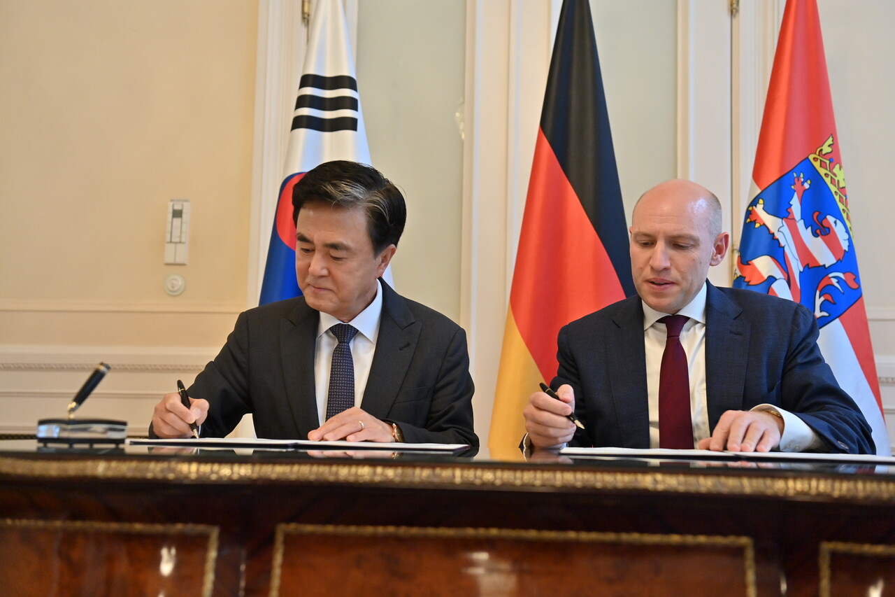 헤센주의 대외협력장관과 협정서에 서명하는 모습. 김다소미 기자. 