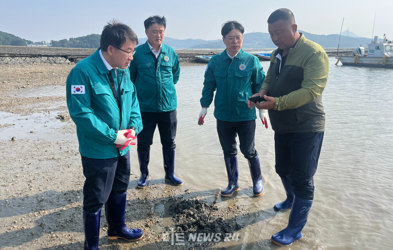충남 서산 가로림만 해역 바지락 양식장에 집단 폐사 피해가 발생한 가운데 11일 전형식 충남도부지사(왼쪽)와 관계 공무원이 서산 왕산어촌계를 방문해 어민으로부터 피해 현황을 듣고 있다. 충남도