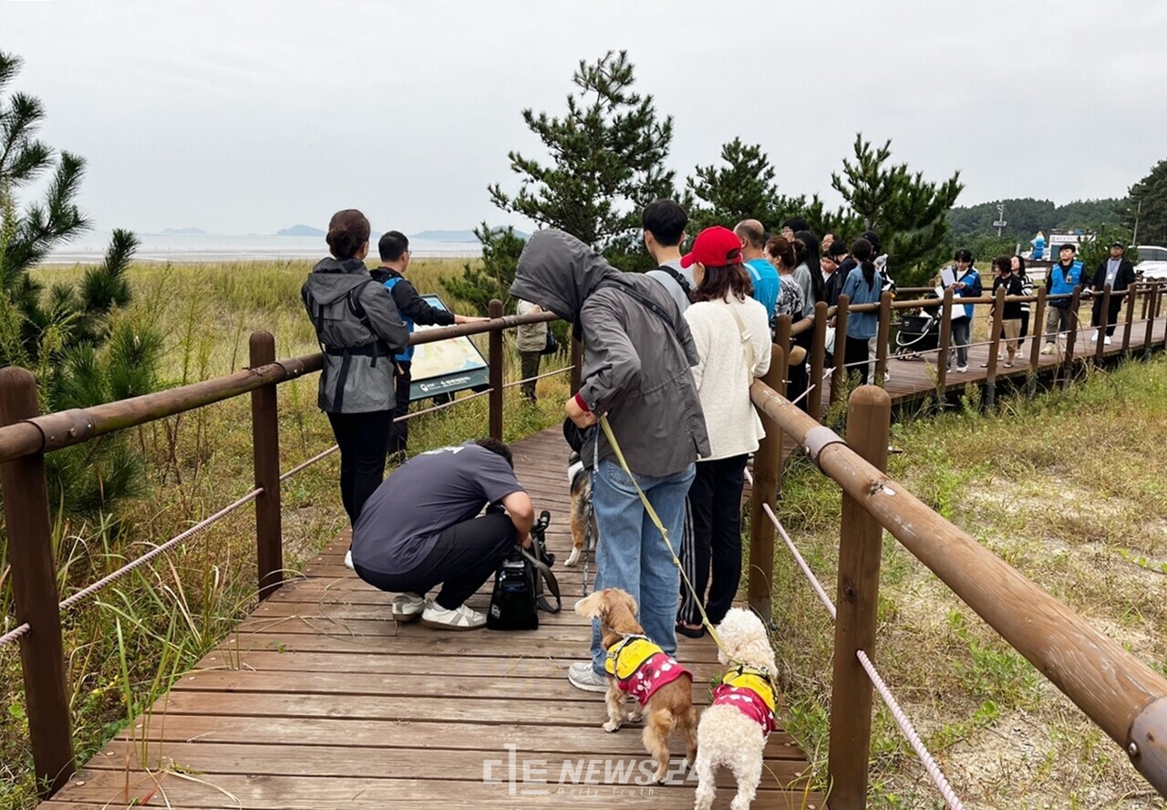 ‘반려동물 친화관광도시’ 충남 태안군이 여행에 어려움을 겪는 장애인과 보조견을 위한 동반 여행 프로그램을 마련해 호응을 얻고 있다. 팸투어에 참여한 여행객. 태안군