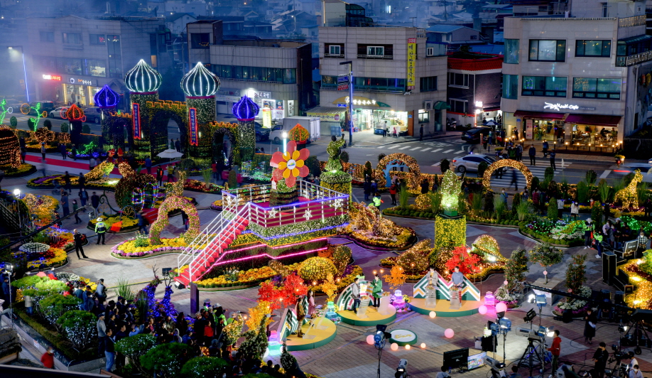 지난해 예산장터 삼국축제장 모습. 군은 가을철 관광객이 증가할 것으로 예상됨에 따라 식품안전 지도를 강화한다. 자료사진. 