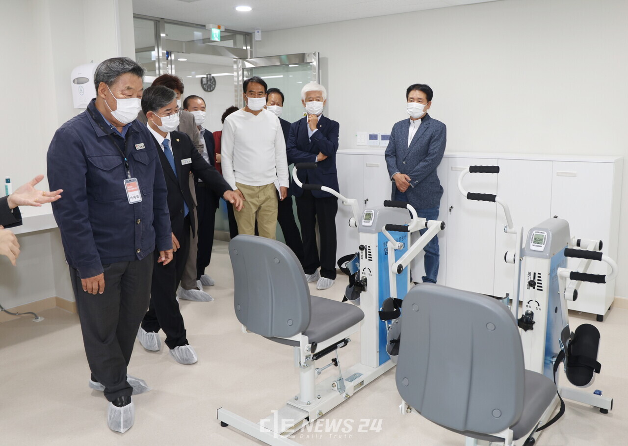 태안어르신돌봄센터 14일 개원식을 갖고 센터 운영을 시작했다. 가세로 군수(맨 왼쪽)와 군의장 및 군의원, 지역 주민 등이 센터를 둘러보고 있다. 태안군