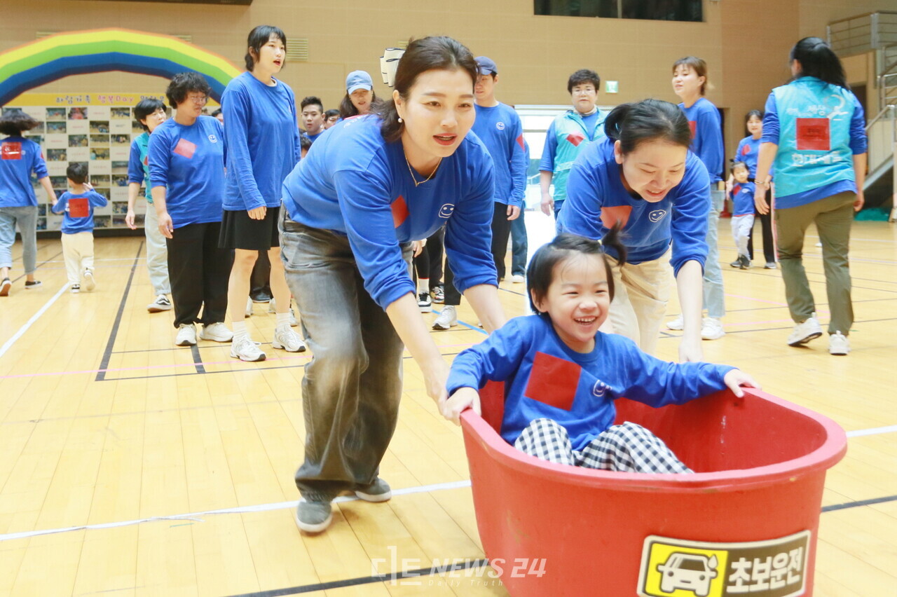 현대제철 당진제철소가 16일 당진종합운동장 실내체육관에서 장애아동 전문 보육기관인 하람어린이집과 함께 '제4회 행복 Day 운동회' 중 체육활동을 실시하고 있다. 현대제철 당진제철소