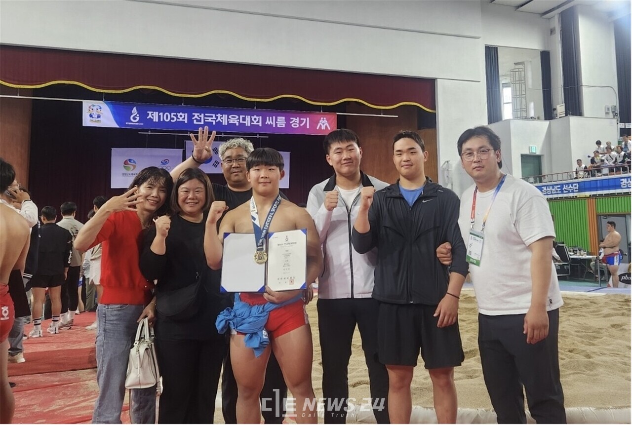 충남 태안고 송수빈(3학년)이 제105회 전국체육대회 씨름 남자18세이하부 용장급(85㎏) 결승서 부산 반여고 윤지성을 2대 0으로 이기고 금메달을 목에 걸었다. 시상 후 기념촬영을 하고 있다. 태안교육지원청