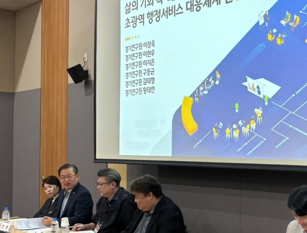 22일 대구엑스코에서 열린 한국행정학회 특별기획 메가세미나에서 발언하고 있는 유인호 세종시의회 의원(왼쪽에서 두번 째) 