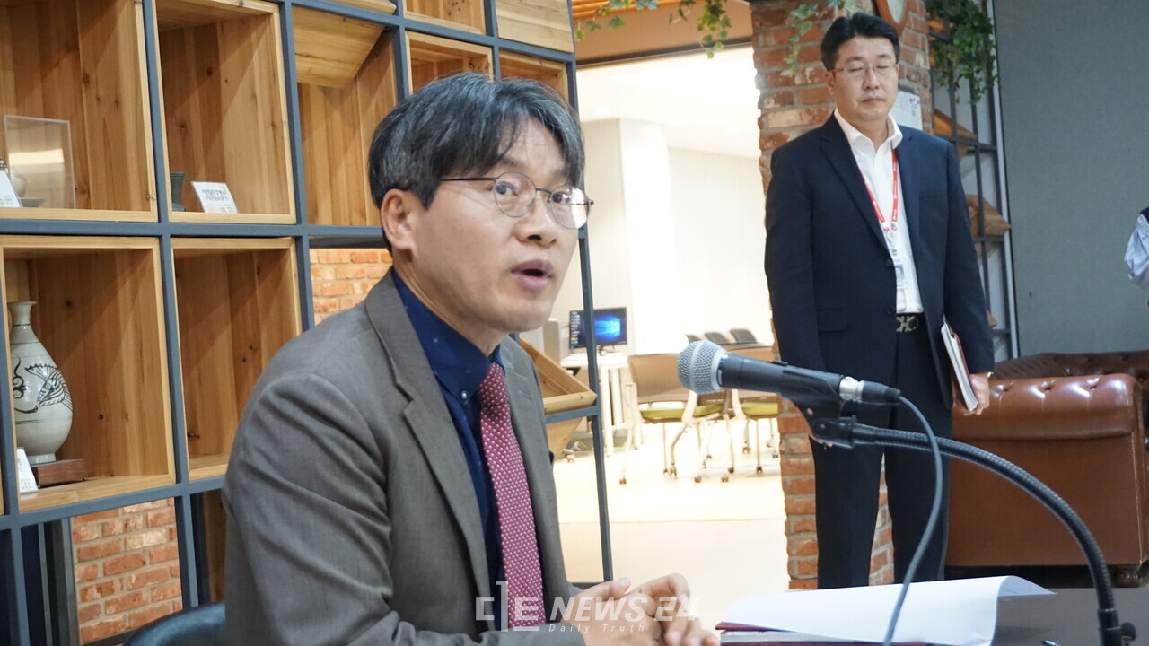 구상 충남도 환경산림국장이 23일 오후 간담회를 열어 환경부의 1차 기후대응댐 후보지 발표와 관련해 "청양 지천댐이 제외된 게 아니"라며 주민들과 공감대 형성에 주력하겠다는 뜻을 밝혔다. 김다소미 기자. 