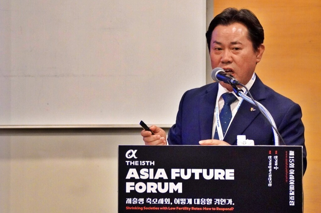 박정현 부여군수가 24일 한겨례신문사가 주관하는 '제15회 아시아 미래 포럼' 연사로 초청돼 부여군의 지역화폐 '굿뜨래페이'의 가치를 소개했다. 김다소미 기자. 