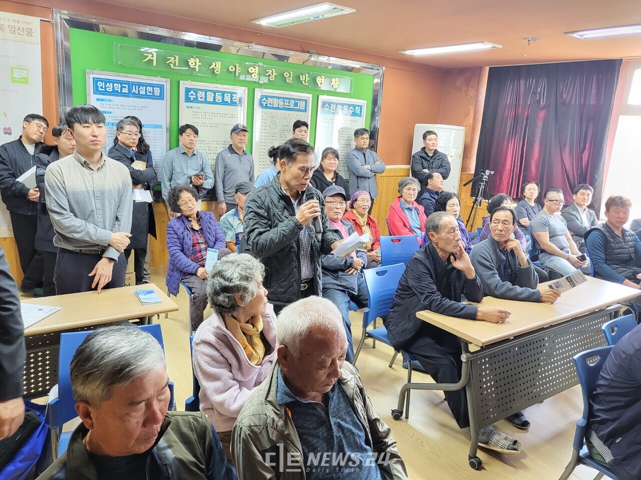 환경부가 25일 청양 지천댐 건설 수몰 예정지인 부여 은산면 거전리 구)거전초등학교에서 주민 요청으로  설명회를 열었다. 김다소미 기자. 