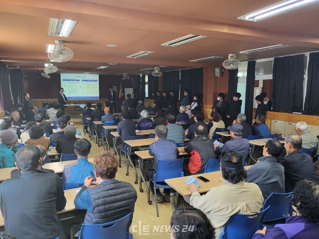 용두리와 거전리 일대 주민 50여 명은 이날 설명회에서 확실한 보상 대책을 요구했지만 현재 청양 지천댐은 후보지(안) 단계로서 정확한 측량이 수반되지 않아 원론적 보상 기준 설명에 그쳤다. 김다소미 기자. 