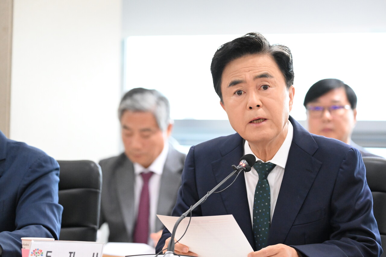 김태흠 충남지사가 28일 오전 열린 실국원장 회의에서 내달 2일 개통하는 아산만순환열차에 대한 기대감을 드러냈다. 이는 김 지사 결제1호 사업인 '베이밸리 메가시티'와 밀접하게 연관돼 있다. 충남도 제공. 