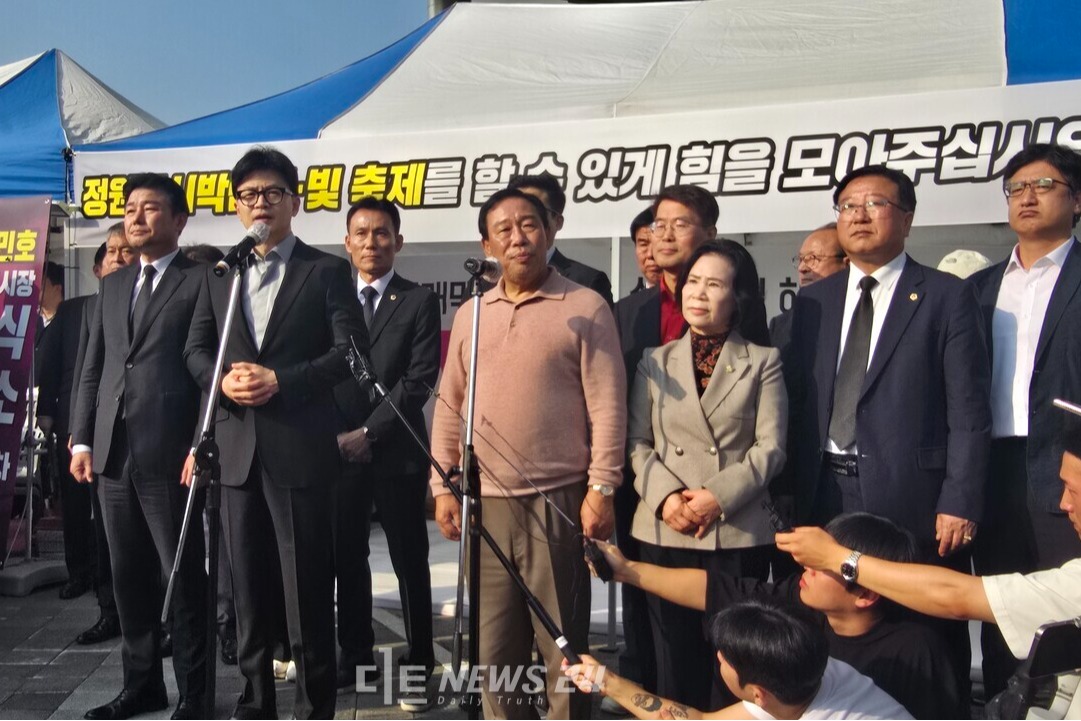 한동훈 국민의힘 대표가 지난 8일 세종시청 앞 최민호 세종시장 단식장을 찾은 모습. ⓒ장중식 기자.