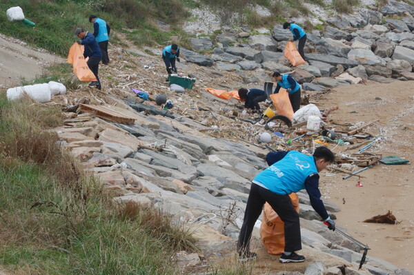 현대제철 당진제철소는 1일 마섬포구 일원에서 임직원과 평택해경, 당진시, 당진수협, 해양환경공단, 지역민 등 관계자 70여 명이 참여한 가운데 제4차 민관 합동 연안 정화 활동을 펼쳤다. 현대제철