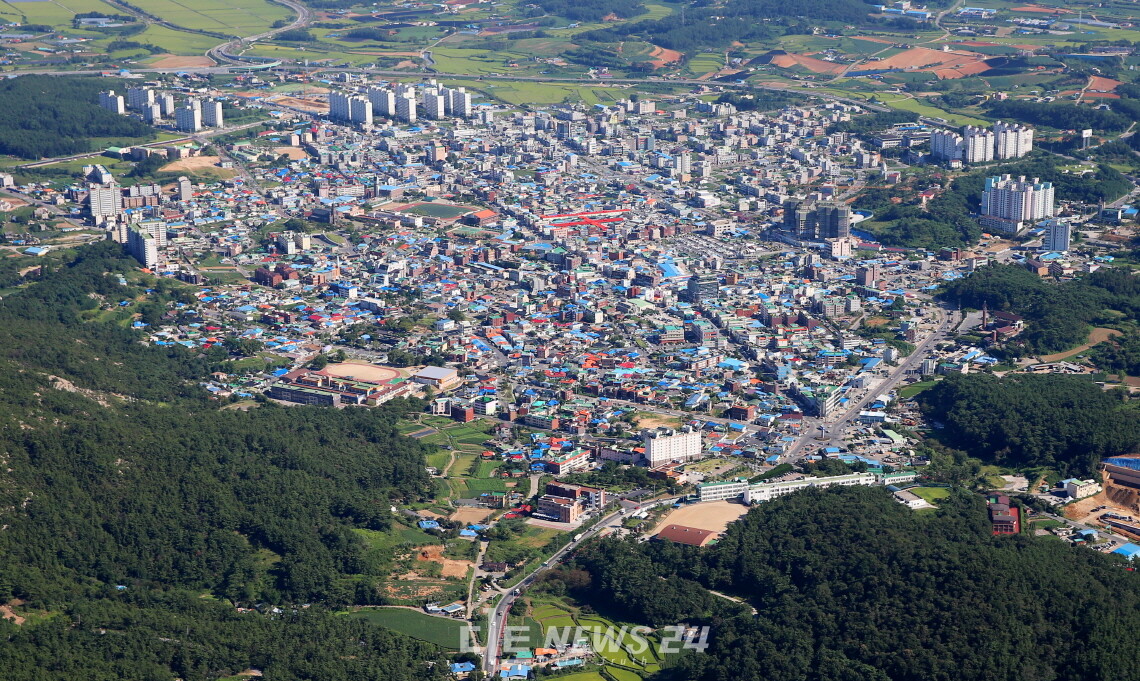 충남 태안군의 등록인구 대비 체류인구 비율이 10배에 달하는 것으로 나타났다. 태안읍 전경. 태안군