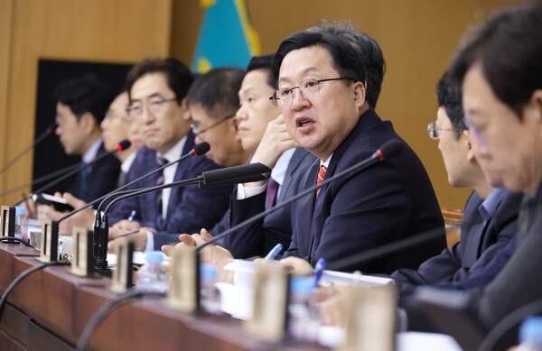 이장우 대전시장이 5일 열린 확대간부회의에서 스타벅스 리저브 로스터리 매장 유치 전망에 대해 설명하고 있다. 대전시 제공.