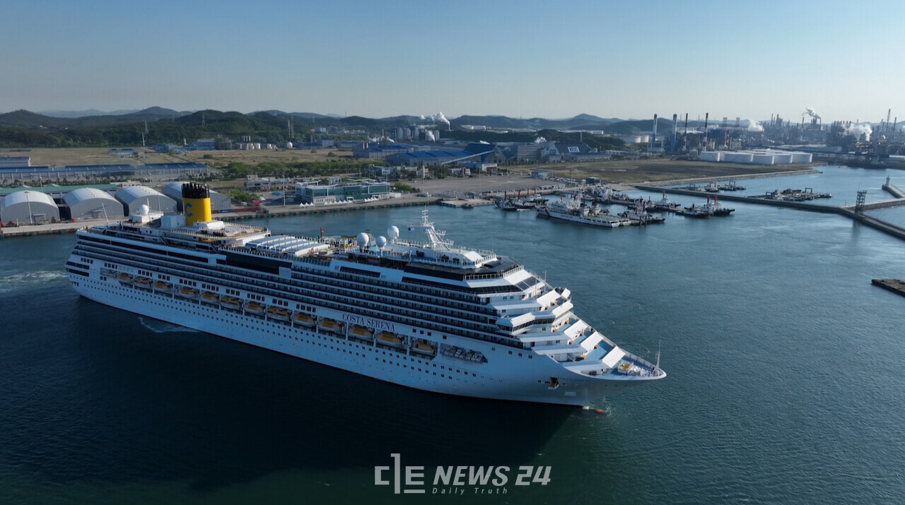충남 서산시는 2025년 서산 모항 국제크루즈 상품을 이달 중순 전국 판매할 예정이라고 6일 밝혔다. 올해 5월 8일 서산 대산항 국제여객터미널에서 출항한 국제 크루즈선 '코스타세레나호'. 서산시